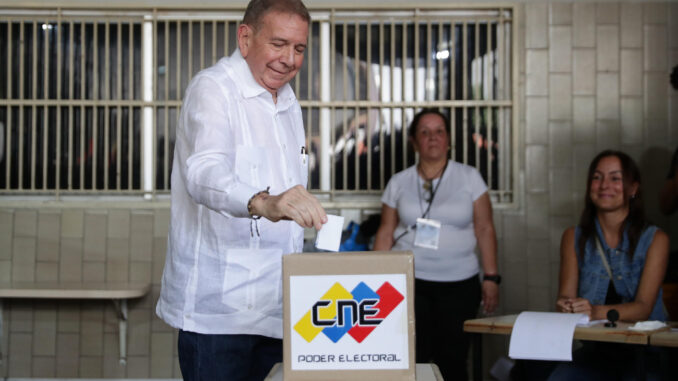 El candidato a la presidencia de Venezuela, Edmundo González Urrutia, vota el 28 de julio de 2024. EFE/ Ronald Peña R.
