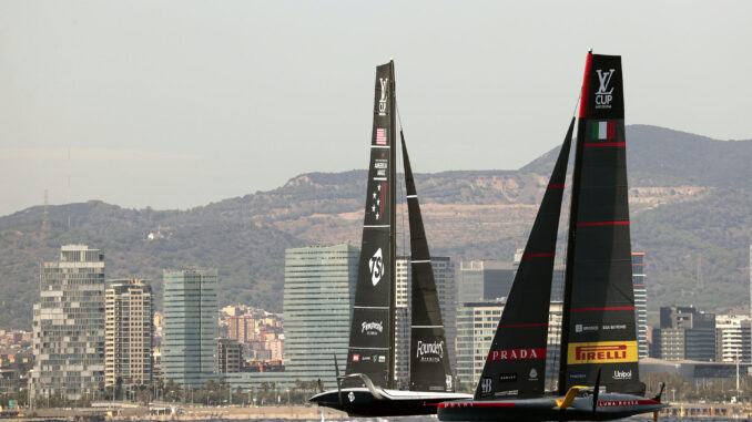 El NYYC American Magic estadounidense (i) sorprendió este lunes al conseguir su primer punto en las semifinales de la Copa Louis Vuitton-Torneo de Desafiantes contra el Luna Rossa Prada Pirelli italiano (d), que lidera el emparejamiento por 4-1. EFE/Toni Albir
