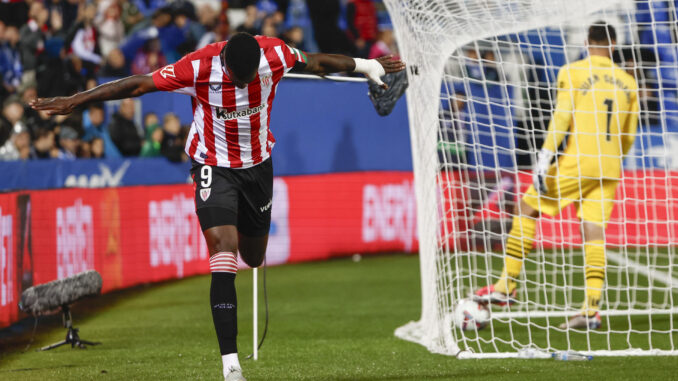 El delantero del Athletic Club, Nico Williams, celebra el segundo gol del equipo bilbaino durante el partido de la jornada 7 de LaLiga EA Sports que disputaron Leganés y el Athletic Club en el estadio Butarque de Leganés. EFE/ Sergio Perez.
