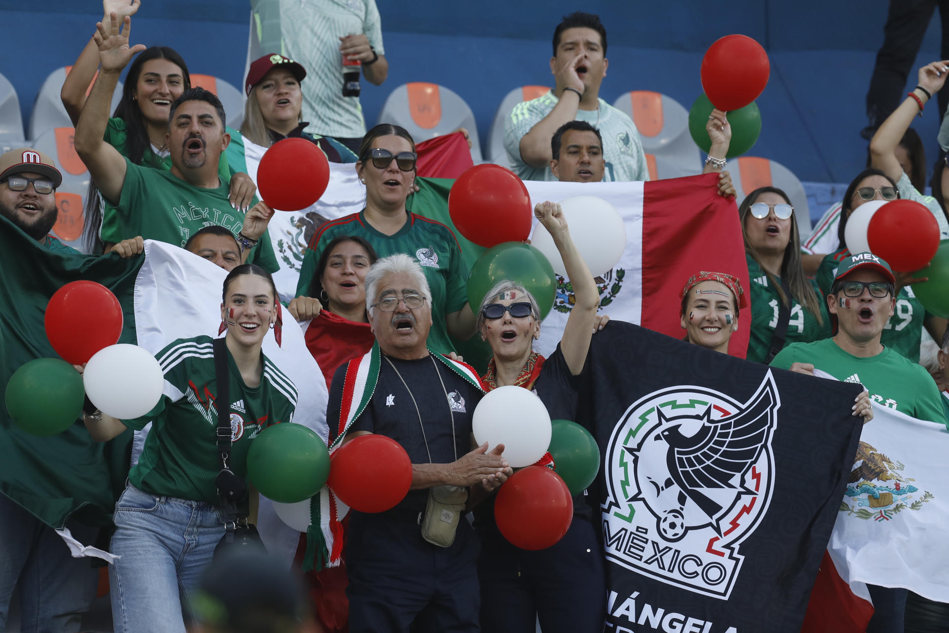 Hinchas de México animan en un partido del grupo A de la Copa Mundial Femenina sub-20. EFE/ Luis Eduardo Noriega Arboleda
