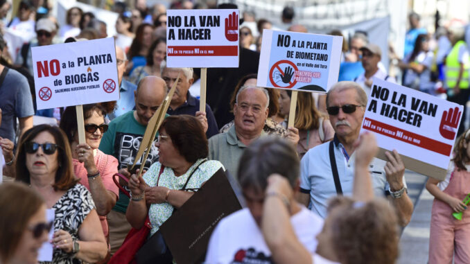 Asistentes a la manifestación bajo el lema 'Ni en tu pueblo, ni en el mío', convocada por 18 asociaciones de la España Vaciada en contra de la instalación de macrogranjas y plantas de gas, este sábado en Madrid. EFE/ Victor Lerena
