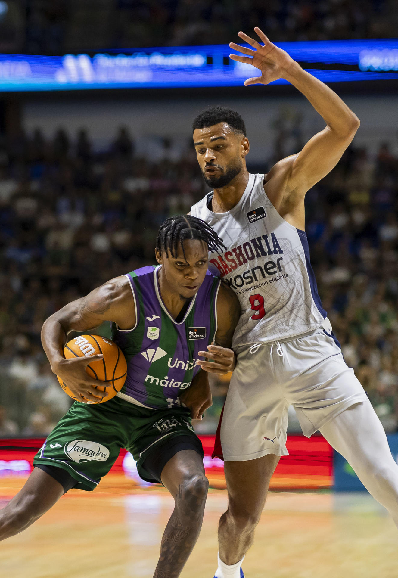 El base estadounidense del Unicaja, Tyson Carter (i), con el balón ante la defensa del alero francés del Saski Baskonia, Timothé Luwawu-Cabarrot, durante el tercer partido del Torneo Costa del Sol disputado hoy sábado en el Palacio de Deportes José María Martín Carpena de Málaga. EFE/Carlos Díaz.
