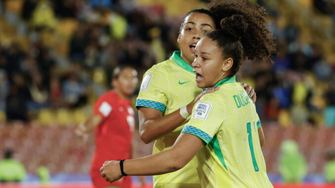 Amanda Allen (i) y Dudinha de Brasil celebran un gol en un partido del grupo B de la Copa Mundial Femenina sub-20. EFE/ Mauricio Dueñas Castañeda
