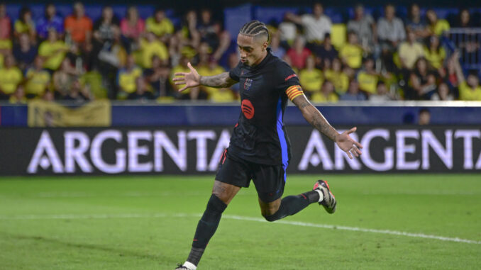 El delantero brasileño del FC Barcelona, Raphinha, celebra el quinto gol del equipo barcelonista durante el encuentro correspondiente a la sexta jornada de Laliga EA Sports que disputaron FC Barcelona y Villarreal en el estadio de La Cerámica, en la localidad castellonense. EFE / Andreu Esteba.
