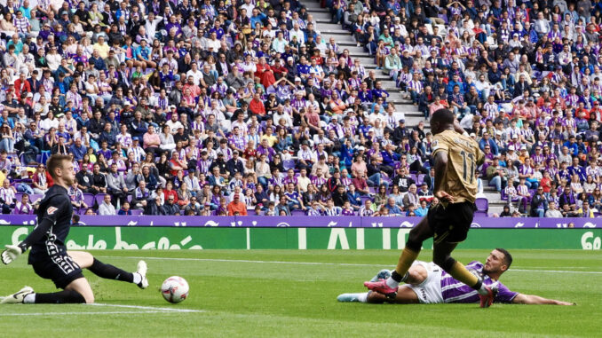 El delantero de Países Bajos de la Real Sociedad Sheraldo Becker, y el portero inglés del Real Valladolid Karl Hein, este sábado durante el partido de la jornada 6 de LaLiga en el estadio José Zorrillla en Valladolid.- EFE/R. García
