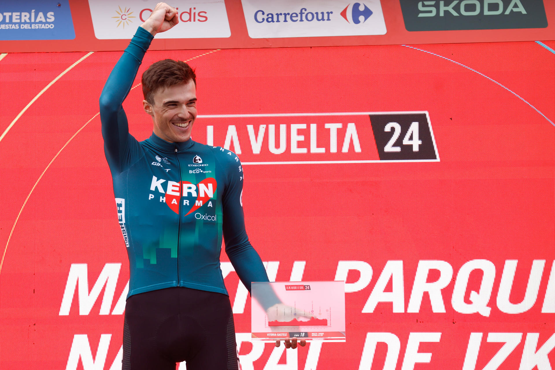 El ciclista español del Kern Pharma Urko Berrade celebra su victoria en el podio tras la decimoctava etapa de la Vuelta a España, de 179,5 kilómetros con salida en Vitoria y llegada en el Parque Natural de Izki, este jueves. EFE/Javier Lizón
