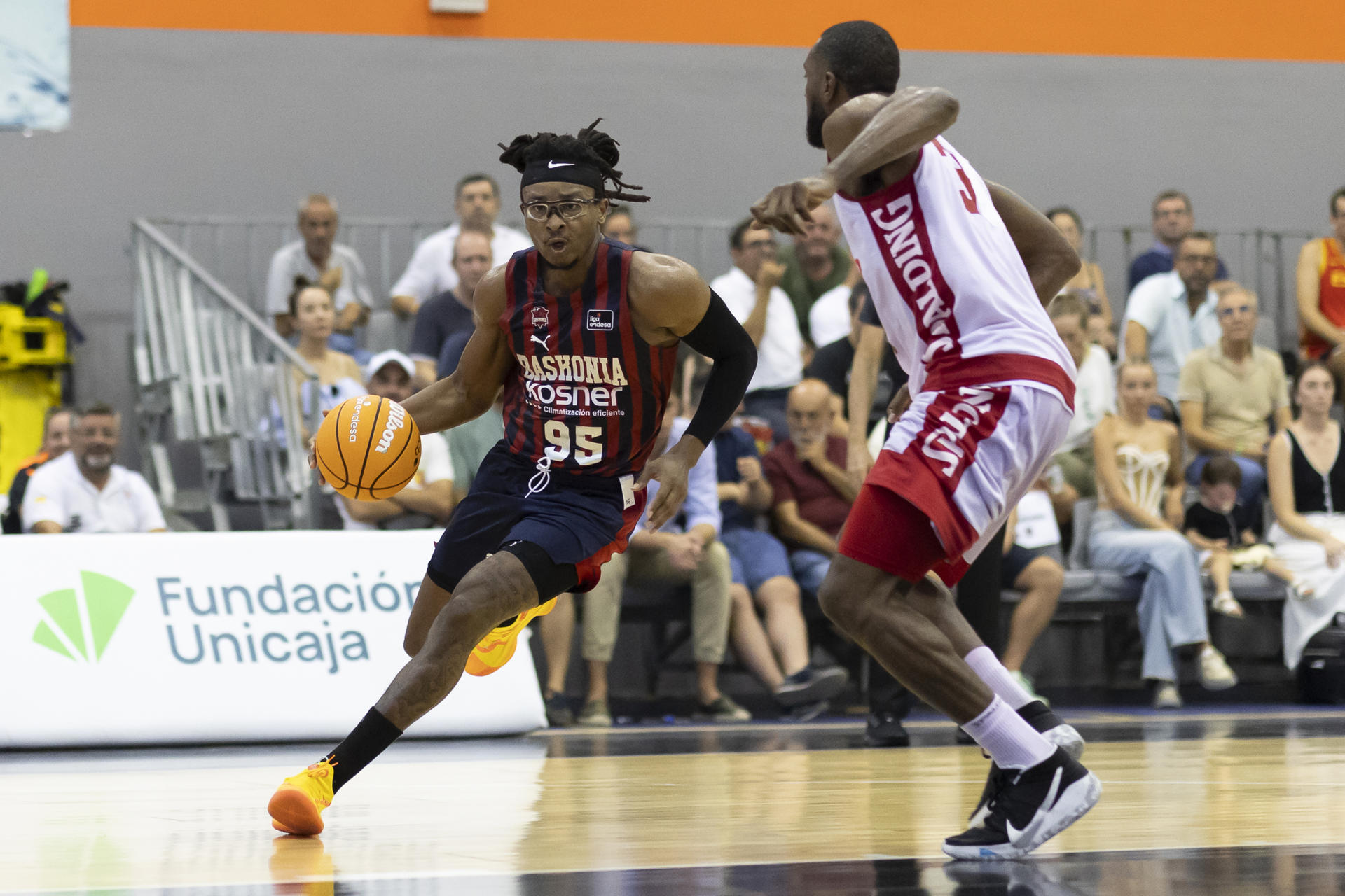 El ala-pivot nigeriano del Saski Baskonia, Chima Moneke (i), con el balón ante el alero estadounidense del AS Mónaco, Vitto Brown, durante el segundo partido del Torneo Costa del Sol disputado este viernes en el Pabellón Ciudad Deportiva de Sabinillas. EFE/Carlos Díaz
