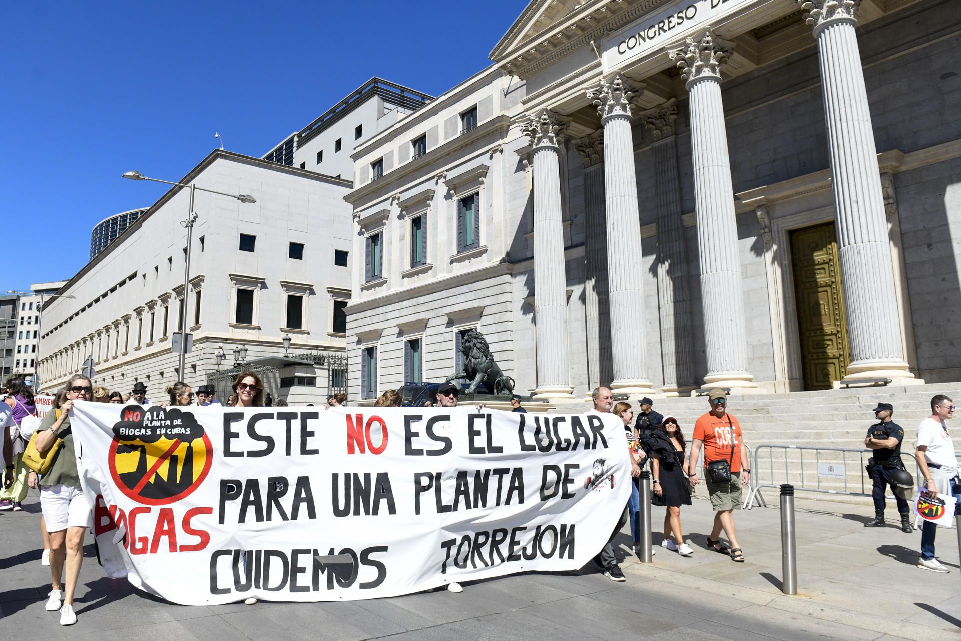 Asistentes a la manifestación bajo el lema 'Ni en tu pueblo, ni en el mío', convocada por 18 asociaciones de la España Vaciada en contra de la instalación de macrogranjas y plantas de gas, este sábado en Madrid. EFE/ Victor Lerena
