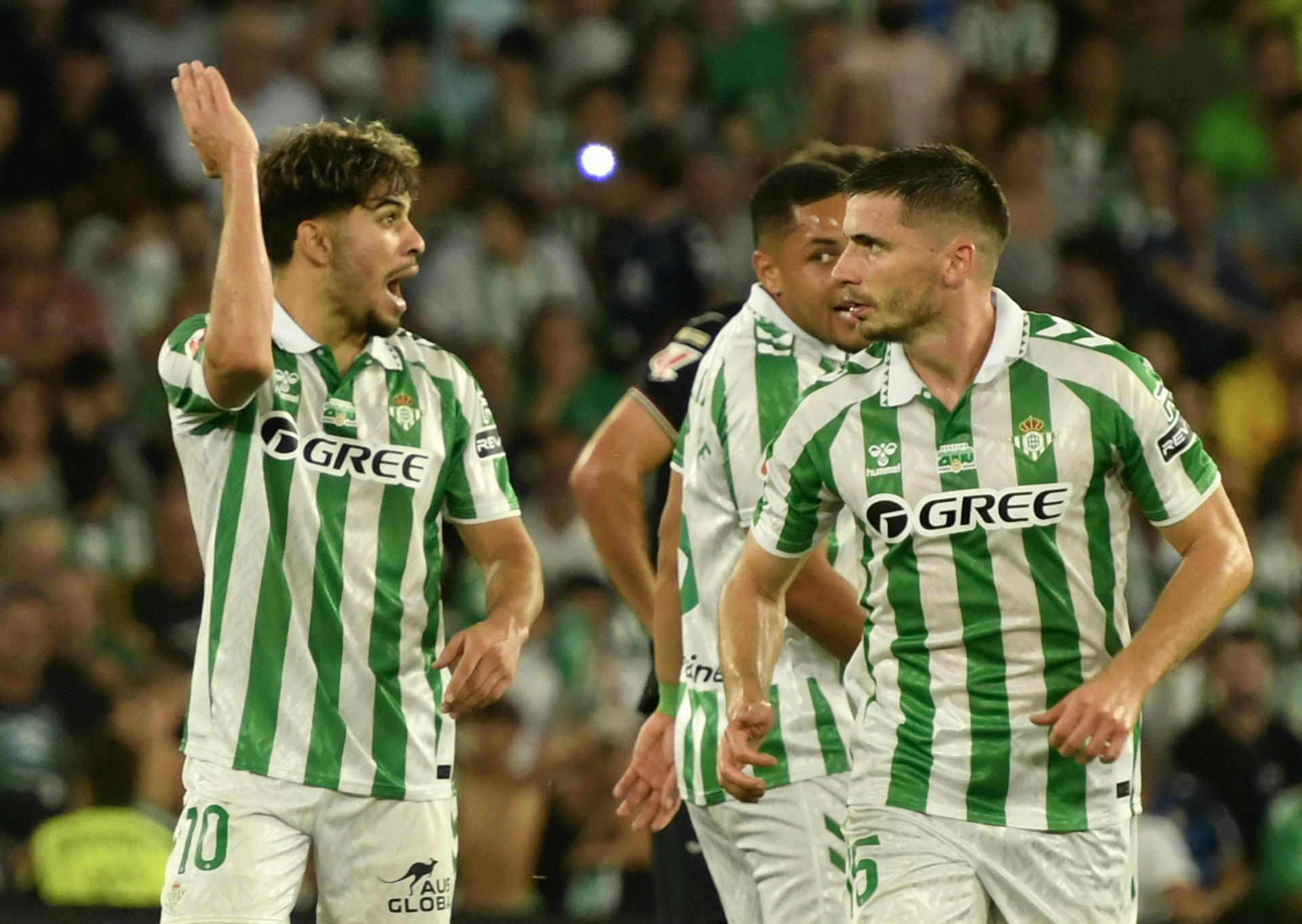 Los jugadores del Real Betis celebran el gol marcado por Ez Abde (i) durante el encuentro de la quinta jornada de LaLiga EA Sports que Real Betis y CD Leganés disputan este viernes en el estadio Benito Villamarín de Sevilla. EFE/ Raúl Caro
