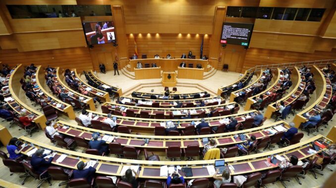 Imagen de archivo de una vista general de una sesión de control en el Pleno del Senado. EFE/J.J. Guillén
