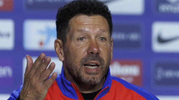 Simeone, en la rueda de prensa después del entrenamiento de este sábado. EFE/Sergio Pérez
