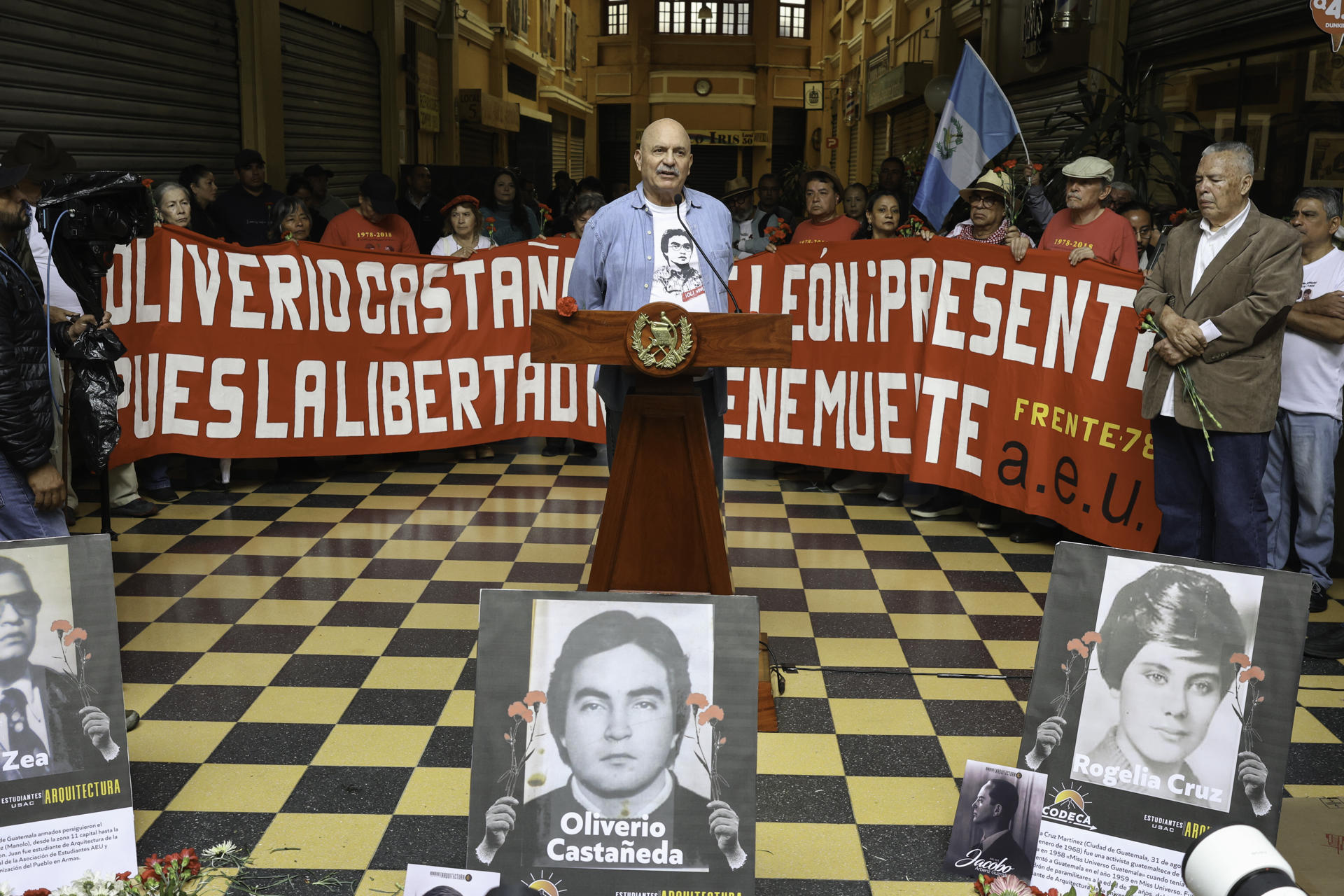 El hermano del asesinado lider estudiantil Oliverio Castañeda de León, Gustavo Castañeda de León, habla durante un acto de rectificación de disculpas publicas por parte del Estado de Guatemala, este domingo, en la ciudad de Guatemala (Guatemala). El Gobierno de Guatemala ratificó el pedido de perdón a la familia del líder estudiantil Oliverio Castañeda de León, asesinado a balazos en 1978 por miembros del Estado durante el conflicto armado interno (1960-1996) en el país centroamericano. EFE/ Mariano Macz.
