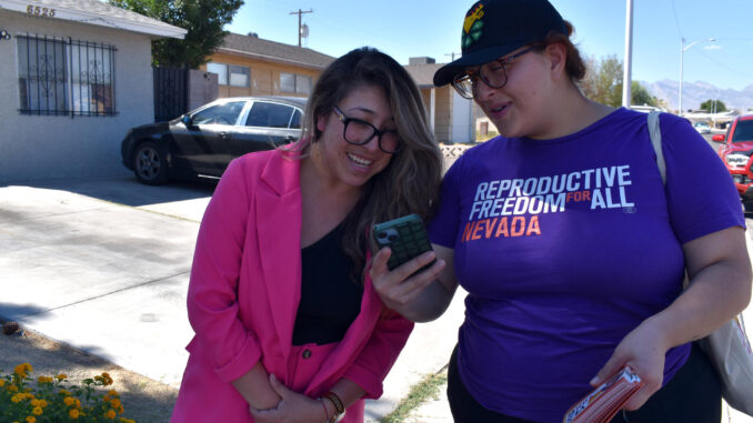 Fotografía del 3 de octubre de 2024 de Liliana Trejo, una voluntaria de la ONG Reproductive Freedom for All, explicando a una mujer las ventajas del voto a favor de la protección del aborto en la constitución de Nevada, en Las Vegas, Nevada (EE.UU.). EFE/Mónica Rubalcava
