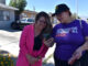 Fotografía del 3 de octubre de 2024 de Liliana Trejo, una voluntaria de la ONG Reproductive Freedom for All, explicando a una mujer las ventajas del voto a favor de la protección del aborto en la constitución de Nevada, en Las Vegas, Nevada (EE.UU.). EFE/Mónica Rubalcava