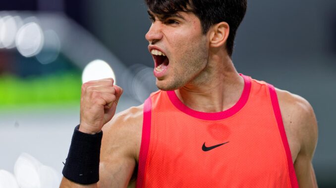 El tenista español Carlos Alcaraz celebra un punto en el Shanghai Masters, en China. EFE/EPA/ALEX PLAVEVSKI
