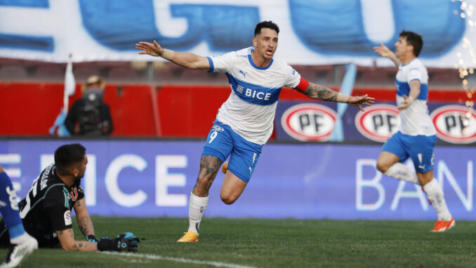 Fernando Zampedri (c) de Universidad Católica festeja su gol ante la Universidad de Chile durante un partido del Campeonato Nacional chileno de fútbol, en el estadio Santa Laura, en Santiago (Chile). EFE/ Elvis González
