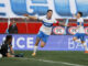 Fernando Zampedri (c) de Universidad Católica festeja su gol ante la Universidad de Chile durante un partido del Campeonato Nacional chileno de fútbol, en el estadio Santa Laura, en Santiago (Chile). EFE/ Elvis González