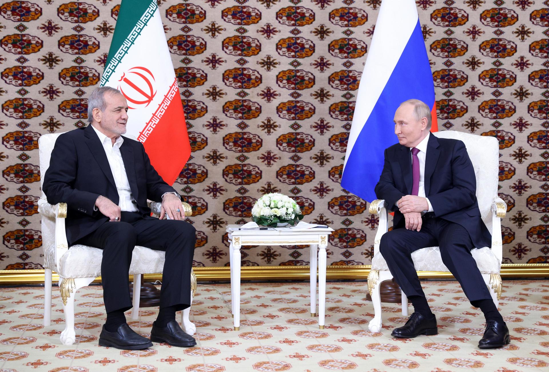 El presidente iraní, Masoud Pezeshkian (izq.), y el presidente ruso, Vladimir Putin (der.). EFE/EPA/ALEXANDER SHCHERBAK / SPUTNIK / KREMLIN POOL CRÉDITO OBLIGATORIO
