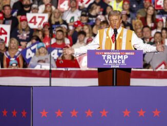 El expresidente estadounidense y candidato presidencial republicano Donald J. Trump habla durante un evento de campaña en el Resch Center en Green Bay, Wisconsin, EE. UU., el 30 de octubre de 2024.EFE/EPA/Jeffery Phelps