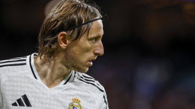 Foto de archivo del centrocampista croata del Real Madrid, Luka Modric, durante el encuentro correspondiente a la fase regular de la Liga de Campeones del martes contra el Borussia Dortmund en el estadio Santiago Bernabéu. EFE/Juanjo Martín.
