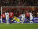 El delantero David Jonathan (I) transforma un penalti durante el partido de la segunda jornada  de la Liga de Campeones que juegan Lille y Real Madrid en Lille, Francia. EFE/EPA/MOHAMMED BADRA