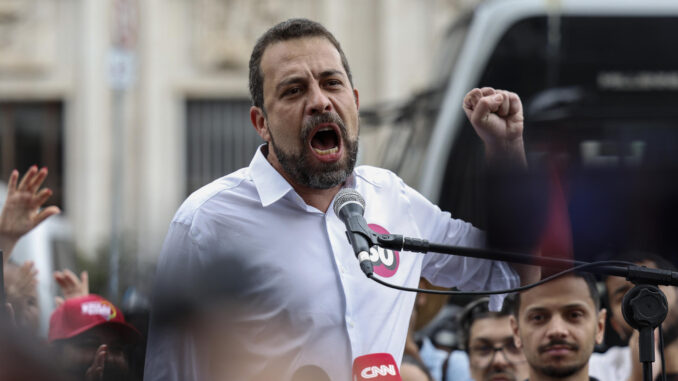 El candidato a la Alcaldía de São Paulo, el diputado Guilherme Boulos, participa en un acto de campaña, el 21 de octubre de 2024, en São Paulo (Brasil). EFE/ Sebastiao Moreira
