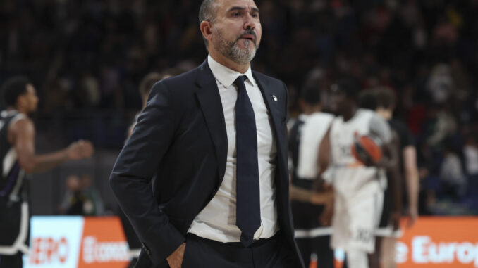 El entrenador del Real Madrid Chus Mateo tras el encuentro de Euroliga que Real Madrid y el Partizán de Belgrado disputaron en el WiZink Center, en Madrid, en una foto de archivo. EFE/ Kiko Huesca
