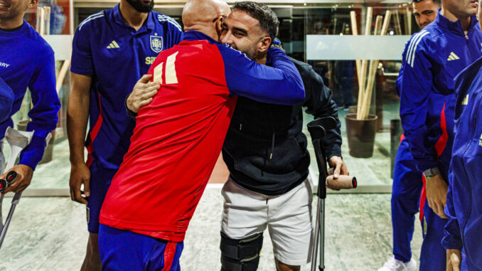 El jugador español Dani Carvajal (d) saluda al seleccionador Luis de la Fuente durante la concentración de la selección española en la Ciudad del Fútbol en Las Rozas (Comunidad de Madrid). EFE/ Pablo García RFEF
