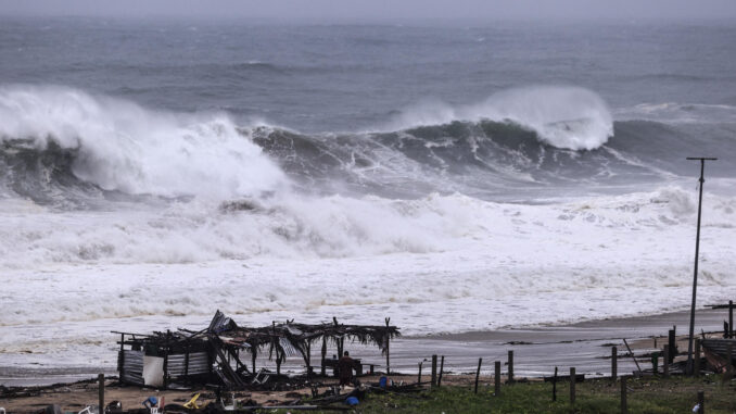 Fotografía que muestra la lluvia y el fuerte oleaje por el paso del huracán 'John', este miércoles, en el balneario de Acapulco, en el estado de Guerrero (México).EFE/ David Guzmán.
