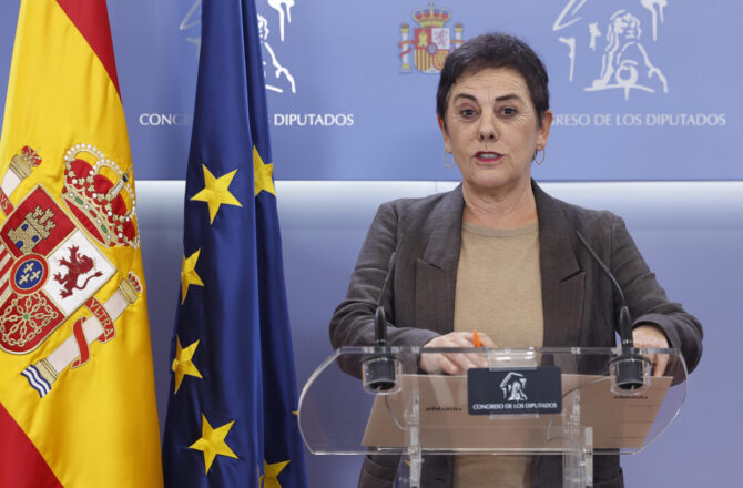 La portavoz de EH Bildu en el Congreso, Mertxe Aizpurua en rueda de prensa este martes en el Congreso. EFE/Chema Moya