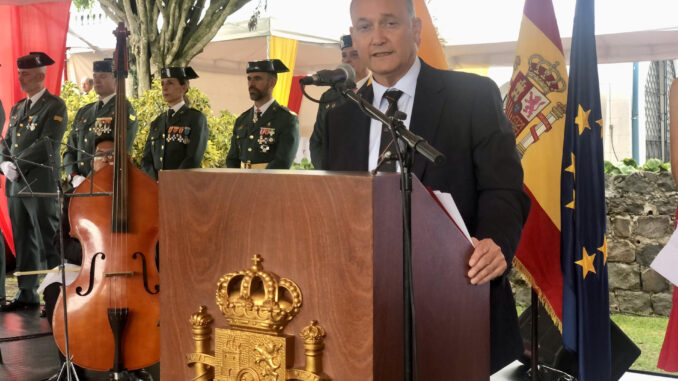 El embajador de España en Ecuador, Enrique Yturriaga, habla durante la celebración del Día de la Hispanidad este jueves, en Quito (Ecuador). EFE/ Fernando Gimeno
