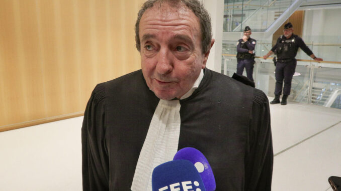 Patrick Maisonneuve, abogado del Parlamento Europeo y acusación particular en el caso contra Marine Le Pen y otros 26 miembros del Frente Nacional (hoy Agrupación Nacional) por malversación de fondos públicos, atiende a la prensa en un receso del juicio este miércoles, en el Tribunal de París. EFE/ Edgar Sapiña Manchado
