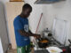 Lamine prepara su comida en una de las viviendas que el Servicio Jesuita a Migrantes (SMJ) ofrece a estas personas en régimen de alquiler social en San Isidro, en el municipio almeriense de Níjar. EFE/Carlos Barba