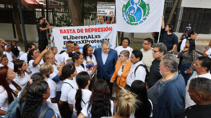 Familiares de los adolescentes detenidos tras las protestas en contra de los resultados oficiales de las elecciones presidenciales del 28 de julio, en los que el ente electoral proclamó la victoria de Nicolás Maduro, se reúnen para firmar un recurso de amparo y presentarlo ante el Tribunal Supremo de Justicia, este jueves, en Caracas (Venezuela). EFE/ Miguel Gutierrez
