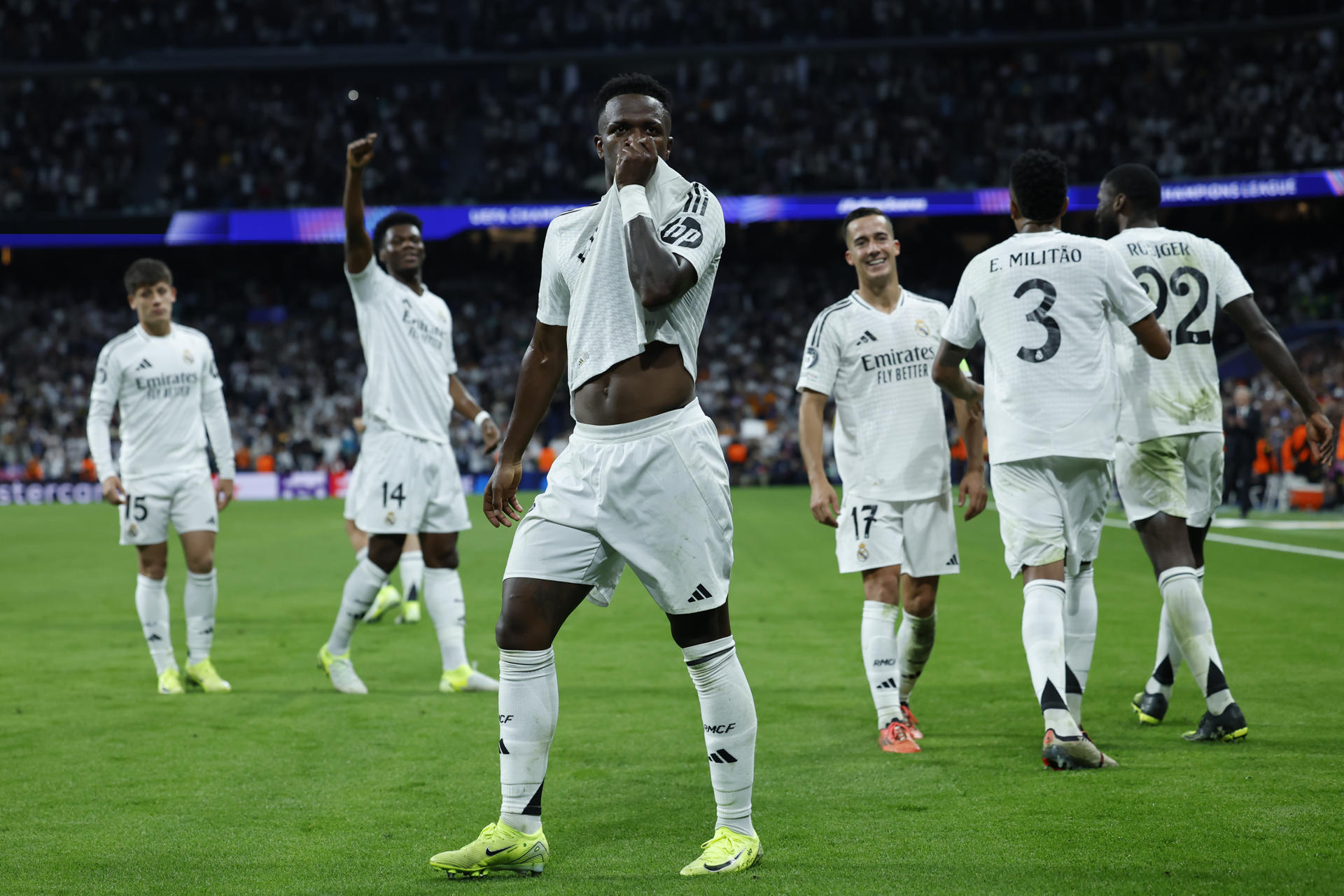 El delantero del Real Madrid Vinicius Jr. celebra su tercer gol, quinto del equipo blanco, durante el encuentro correspondiente a la fase regular de la Liga de Campeones entre Real Madrid y Borussia Dortmund, este martes en el estadio Santiago Bernabéu, en Madrid. EFE/Kiko Huesca
