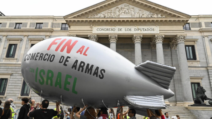 Miles de personas han exigido este sábado en Madrid al Gobierno español que presione al Ejecutivo israelí para que ponga fin a la guerra en Oriente Medio y al “genocidio” en Gaza. EFE/Víctor Lerena.
