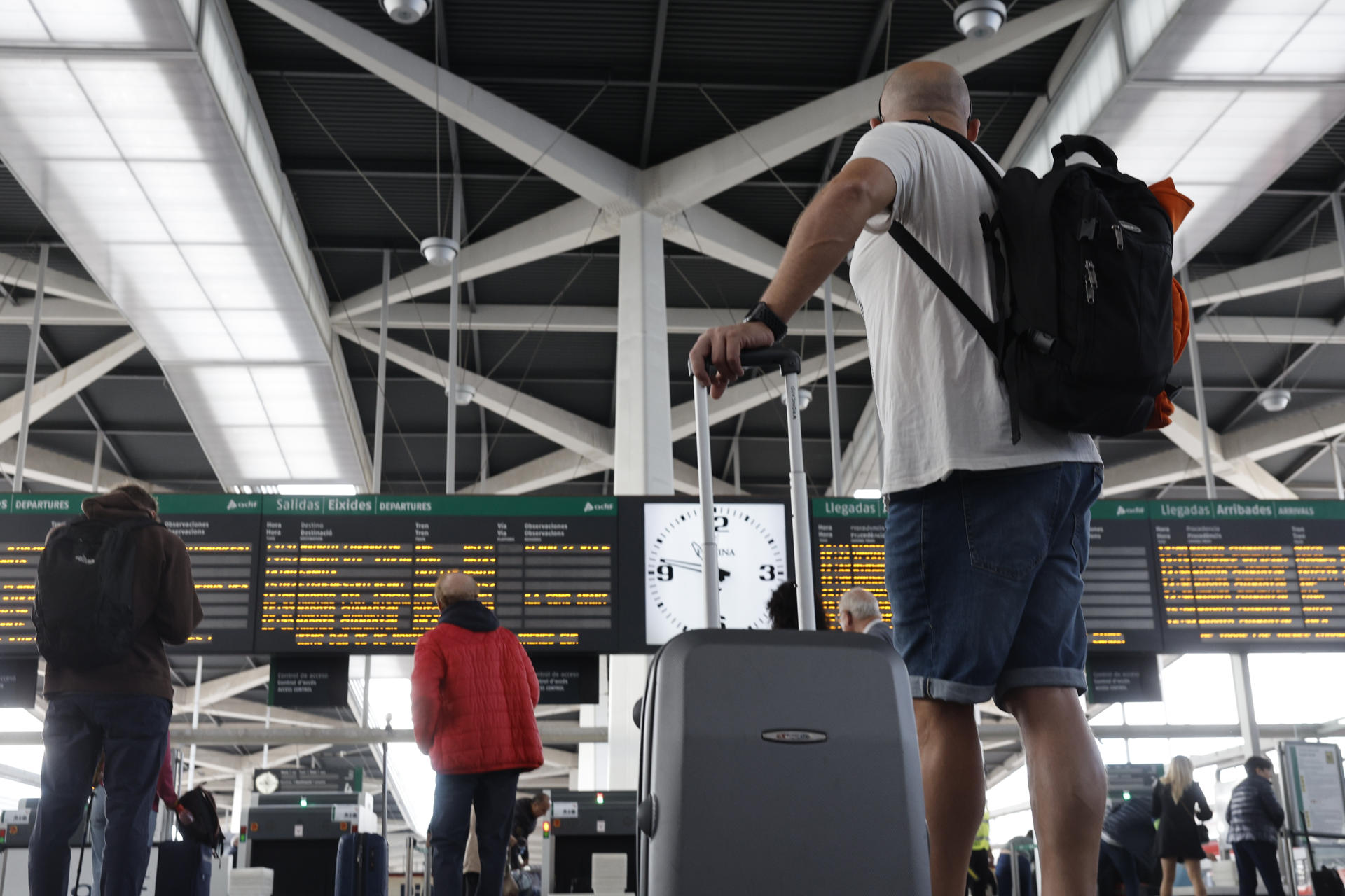 Estación de ferrocarril Joaquín Sorolla en Valencia este domingo. Renfe ha suprimido este domingo diversos trenes entre Madrid, la Comunitat Valenciana y Murcia debido a una incidencia con un tren sin pasajeros ocurrida ayer sábado en el túnel de alta velocidad que une las estaciones madrileñas de Atocha y Chamartín. EFE/ Kai Försterling
