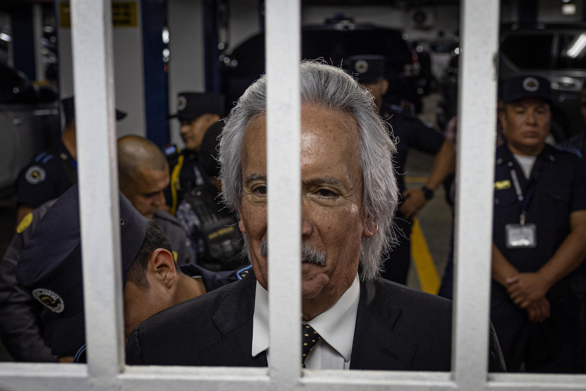 El periodista José Rubén Zamora habla con periodistas este viernes en Ciudad de Guatemala (Guatemala). EFE/ David Toro
