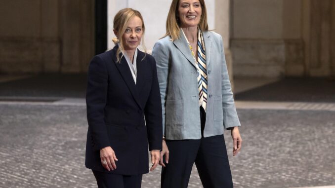 La primera ministra italiana, Giorgia Meloni (izq.), con la presidenta del Parlamento Europeo, Roberta Metsola (der.), durante su reunión en el Palacio Chigi en Roma, Italia, el 24 de octubre de 2024. (Italia, Roma) EFE/EPA/MASSIMO PERCOSSI
