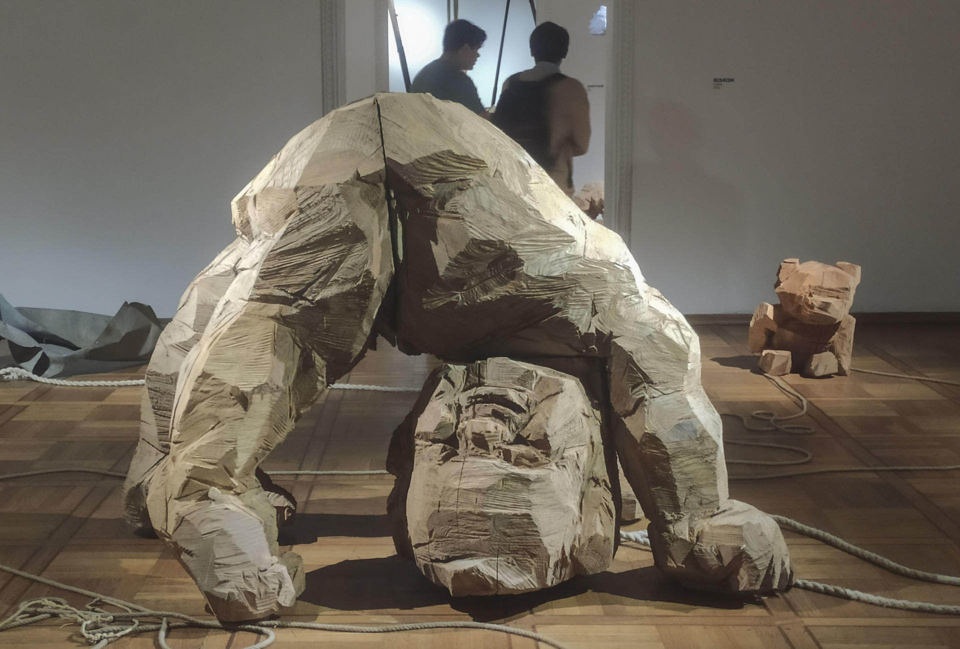 LEÓPOLIS (UCRANIA), 10/10/2024.-Las esculturas de madera tosca de niños en la exposición "Jardín de infancia", creadas por Volodymyr Semkiv con el uso de una motosierra, en Lviv. El escultor cree que la madera ayuda a expresar más rápidamente el dolor de la guerra en medio de los acontecimientos que se suceden rápidamente. Varios grandes festivales de teatro, escultura y literatura en la ciudad oriental de Leópolis ayudan a los ucranianos a procesar su experiencia de la guerra a través del arte y a expresar su rebeldía ante los ataques rusos.-EFE/ Rostyslav Averchuk
