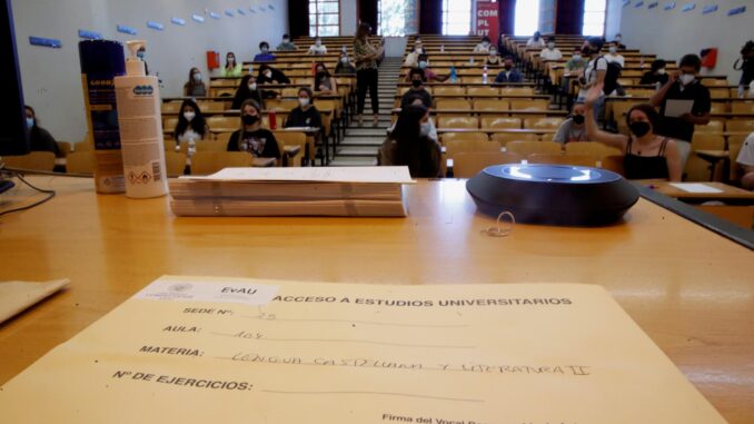 Un examen de la Evaluación para el Acceso a la Universidad en la Comunidad de Madrid (EvAU), en la facultad de Ciencias Económicas y Empresariales, Universidad Complutense. EFE/Juan Carlos Hidalgo
