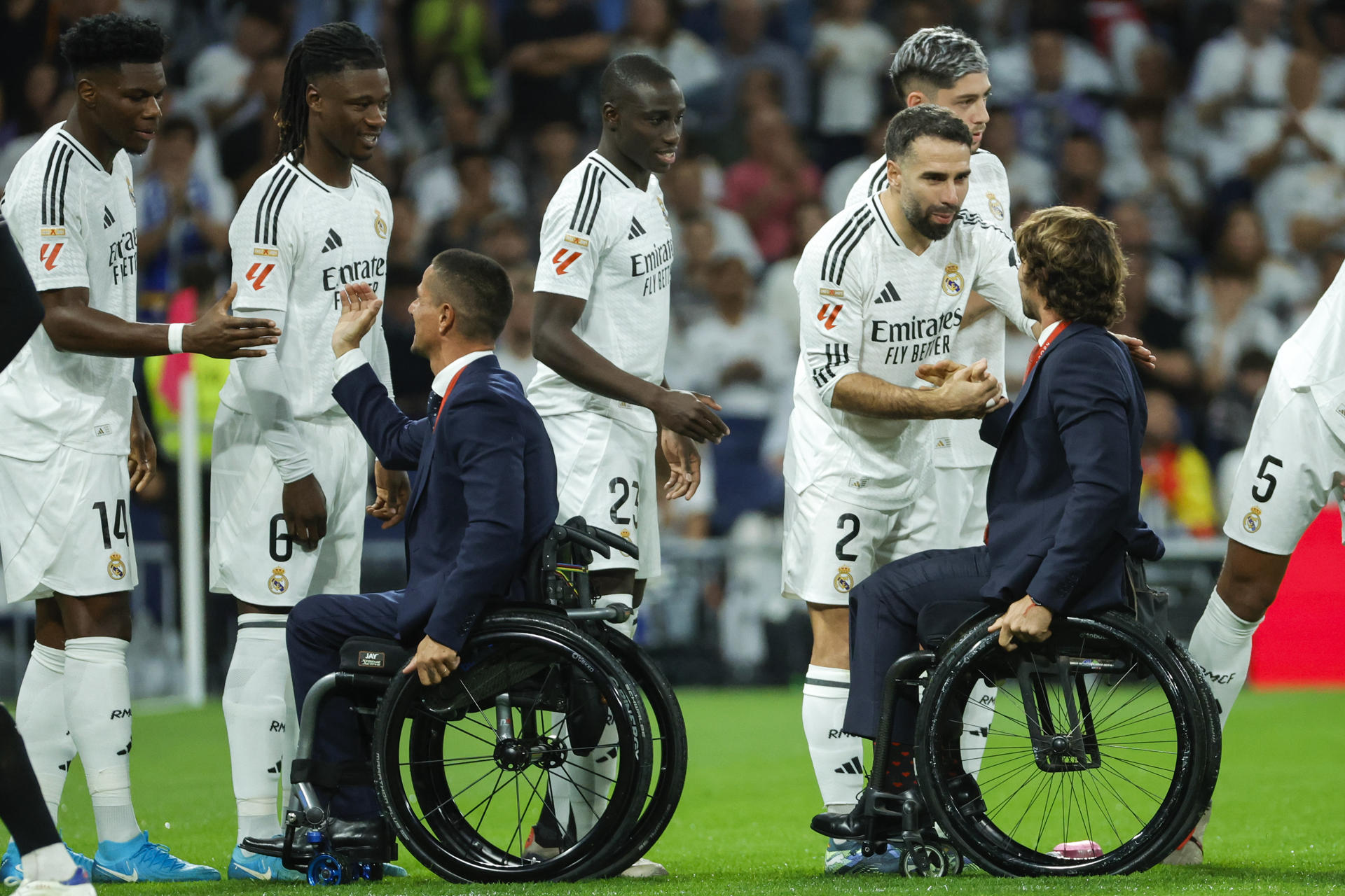 Homenaje a los medallistas paralímpicos previo al partido de la jornada 9 de Liga que disputan Real Madrid y Villarreal CF este sábado en el estadio Santiago Bernabéu. EFE/Zipi Aragón
