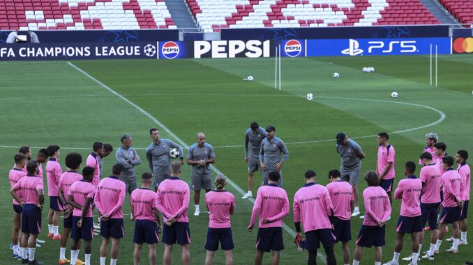 Simeone y los jugadores, antes del entrenamiento en el estadio de la Luz de Lisboa. EFE/EPA/MIGUEL A. LOPES
