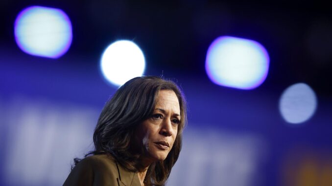 Fotografía de archivo de la candidata presidencial demócrata a la vicepresidenta de Estados Unidos, Kamala Harris, durante un mitin de campaña en Las Vegas, Nevada, EE.UU., el 29 de septiembre de 2024. EFE/EPA/Caroline Brehman
