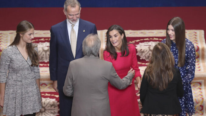 El rey Felipe VI, la reina Letizia, la princesa Leonor y la infanta Sofía saludan al cantante Joan Manuel Serrat premio Princesa de Asturias 2024 de Artes, durante la audiencia a los premiados celebrada este viernes en Oviedo. EFE/J.L.Cereijido
