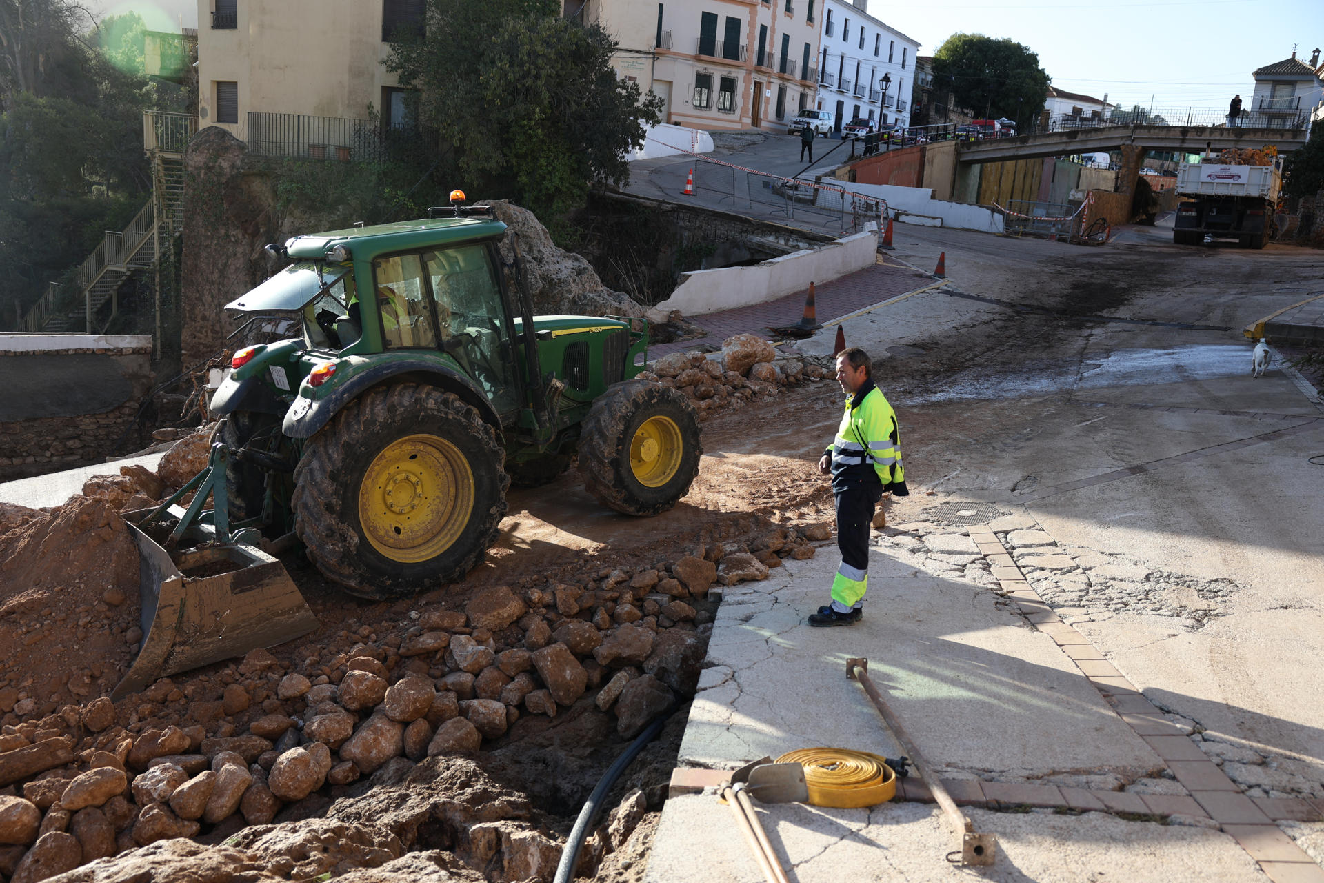 Vista de Letur (Albacete) este jueves donde continúan las labores de desescombro y la búsqueda de los desaparecidos tras el paso de la dana. Castilla-La Mancha intenta recuperarse de los efectos de las inundaciones, que ha provocado la muerte de dos personas en la comunidad. EFE/ Ismael Herrero
