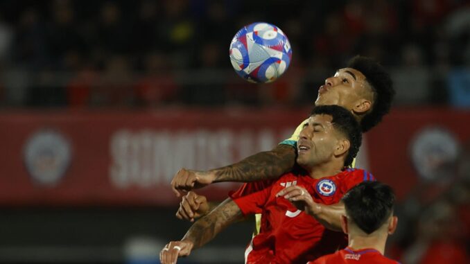 Guillermo Maripán (abajo) de Chile disputa un balón con Igor Jesus Maciel da Cruz (arriba) de Brasil en un partido de las eliminatorias sudamericanas para el Mundial de 2026. EFE/ Elvis González
