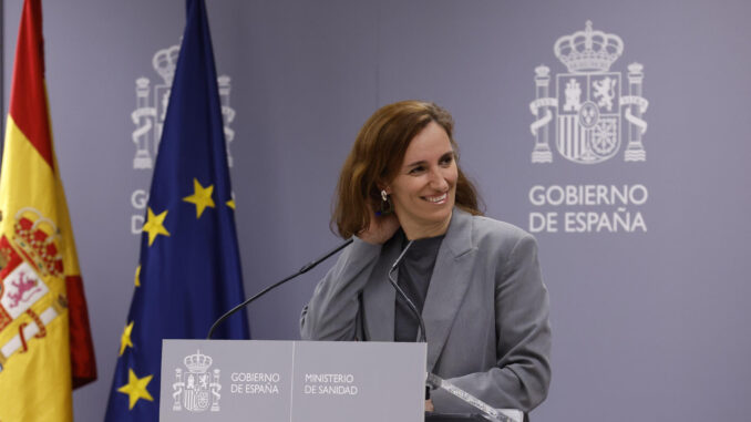 La ministra de Sanidad, Mónica García, comparece ante la prensa con motivo del Consejo Interterritorial del Sistema Nacional de Salud, el pasado mes de abril en Madrid. EFE/ Javier Lizon
