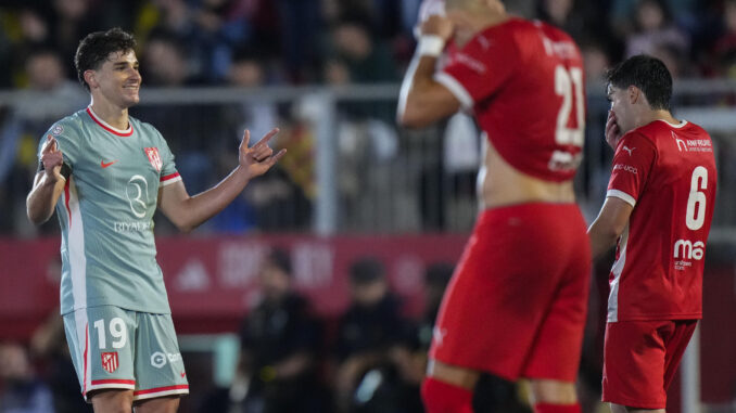 Julián Álvarez celebra tras marcar el segundo gol ante el Vic. EFE/Siu Wu
