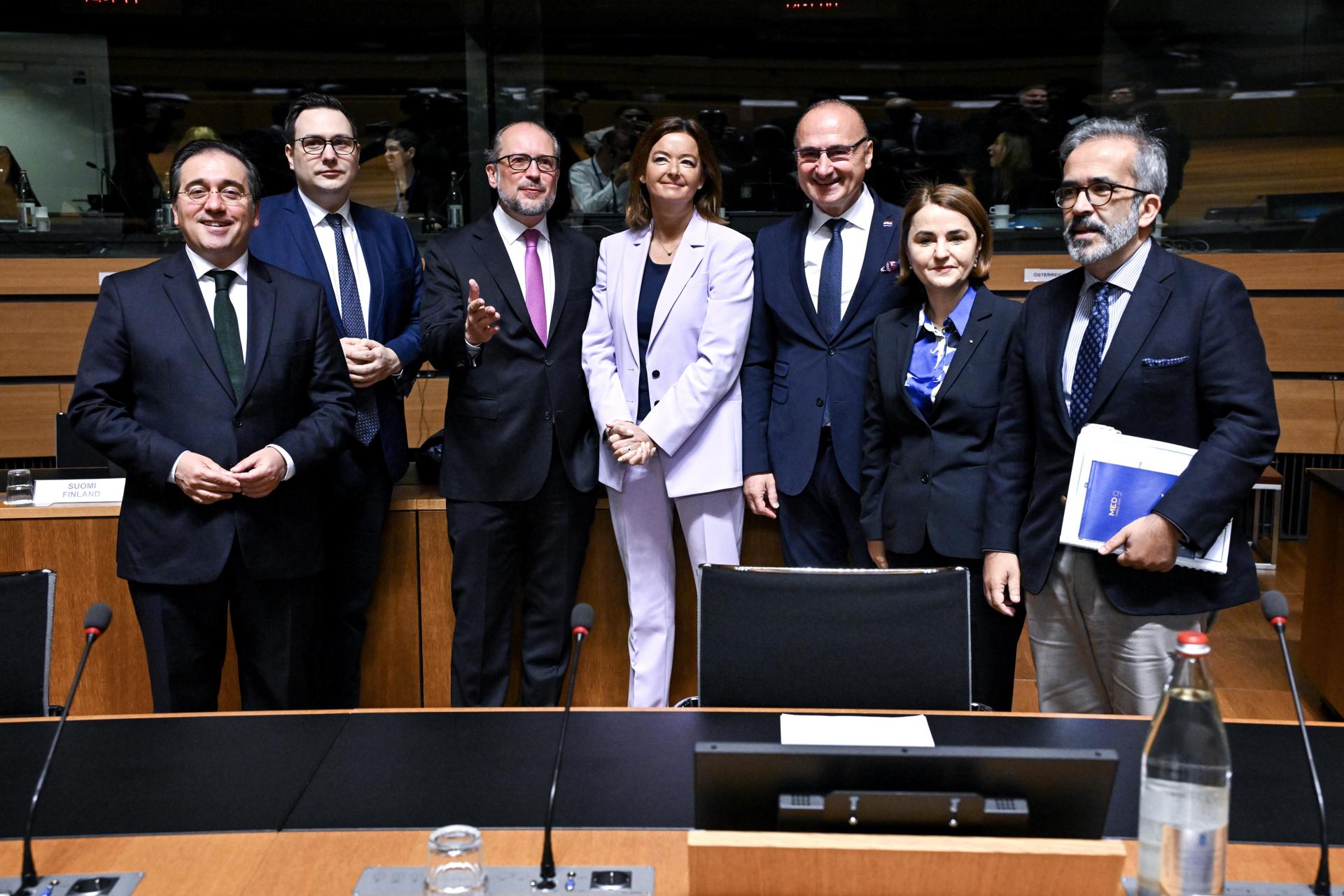 Una fotografía facilitada por el Consejo Europeo muestra (de izq. a der.) al ministro de Asuntos Exteriores de España, José Manuel Albares, al ministro de Asuntos Exteriores checo, Jan Lipavsky, al ministro de Asuntos Exteriores de Austria, Alexander Schallenberg, a la ministra de Asuntos Exteriores de Eslovenia, Tanja Fajon, al ministro de Asuntos Exteriores de Croacia, Gordan Grlic Radman, a la ministra de Asuntos Exteriores de Rumania, Luminita Odobescu, y al ministro de Asuntos Exteriores de Portugal, Paulo Rangel, posando para una fotografía de grupo al inicio del Consejo Europeo de Asuntos Exteriores en la ciudad de Luxemburgo (Luxemburgo), el 14 de octubre de 2024. El Consejo de Asuntos Exteriores de octubre está presidido por el alto responsable de la política exterior de la UE, Josep Borrell. (Croacia, Luxemburgo, Rumanía, Eslovenia, Luxemburgo) EFE/EPA/CONSEJO EUROPEO FOLLETO SOLO PARA USO EDITORIAL/NO SE VENDE
